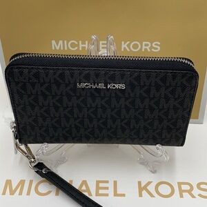 Michael Kors Jet Set Travel
Large wristlet